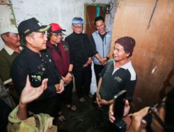 Erwin Tinjau Rumah Warga yang Roboh Akibat Hujan Deras