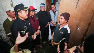 Erwin Tinjau Rumah Warga yang Roboh Akibat Hujan Deras