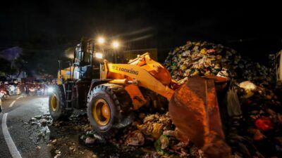 Pemkot Bandung Bersihkan 100 Ton Sampah TPS Gunung Batu Timur