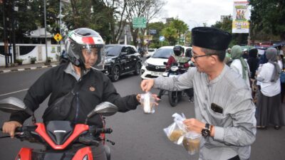 Wartawan Peduli, Pokja PWI Kota Bandung Bagikan Ratusan Takjil bagi Pengendara