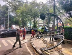 Gerak Cepat Petugas Tangani Tiang PJU Roboh, Lalu Lintas Berangsur Normal